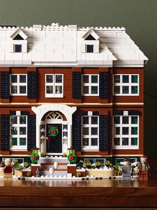 [Thomas Kenzaki] LEGO's New Home Alone Set is 3955-Pieces of Christmas Nostalgia in Brick Form